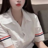 肤质水嫩，貌美年轻，非常羞涩