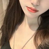 有几个年轻妹子