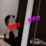 一个年轻的妹纸。