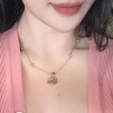 身材火辣的气质小美女