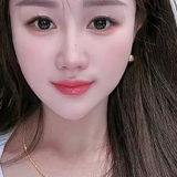 一位做美甲的肤白貌美小姐姐