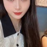 水花四溅，身材娇小玲珑