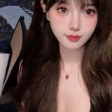 皮肤细腻光滑，奶子挺拔粉.逼紧水多
