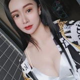 一对大灯于C~D之间，丰满而坚挺