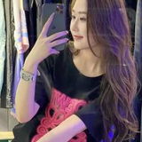 爱嗦喽手指头的年轻小妹